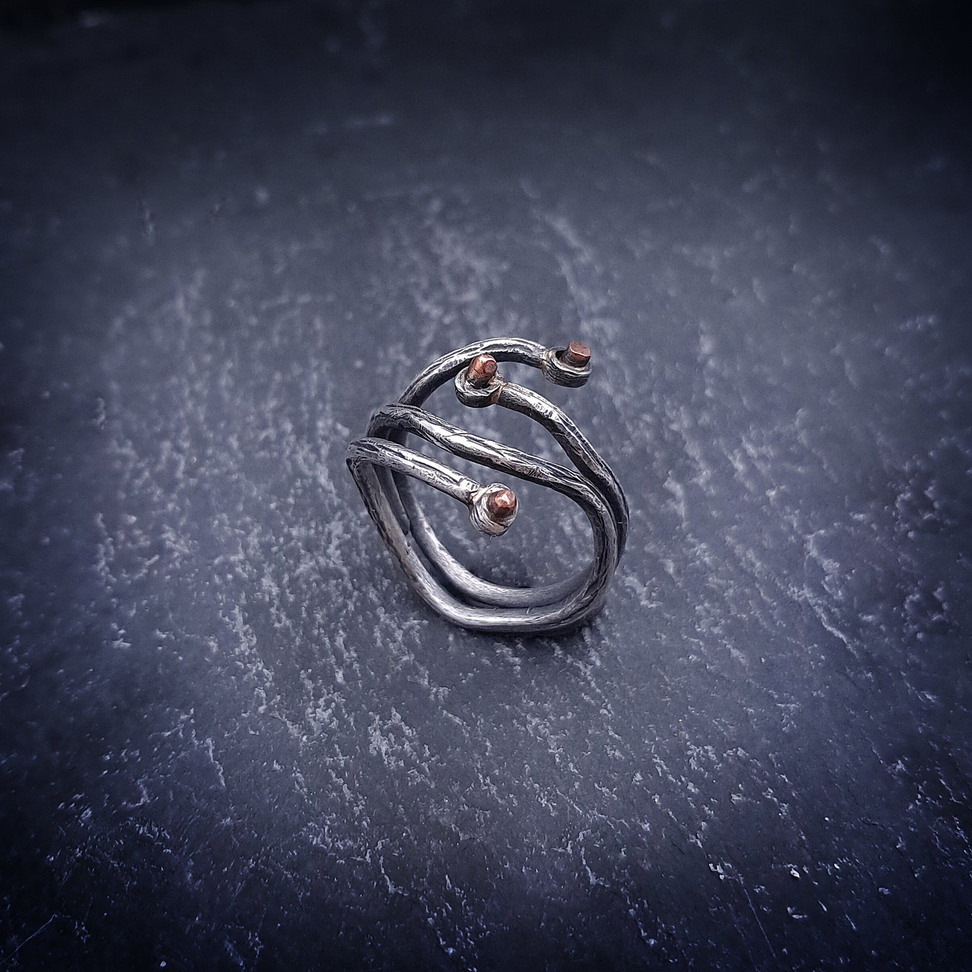 ''Embrace of Elements'' 925 silver ring with cooper