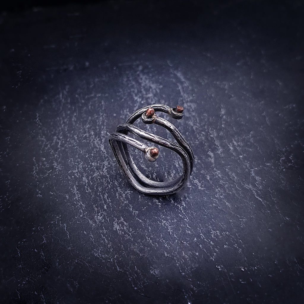 ''Embrace of Elements'' 925 silver ring with cooper