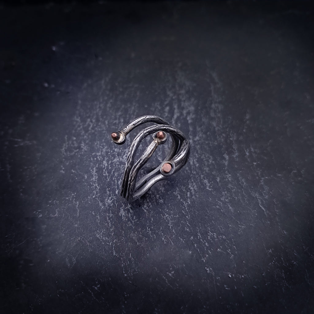 ''Embrace of Elements'' 925 silver ring with cooper