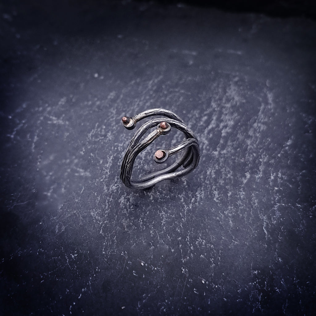 ''Embrace of Elements'' 925 silver ring with cooper