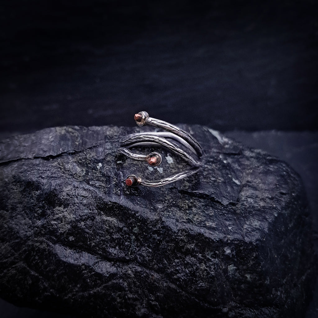 ''Embrace of Elements'' 925 silver ring with cooper