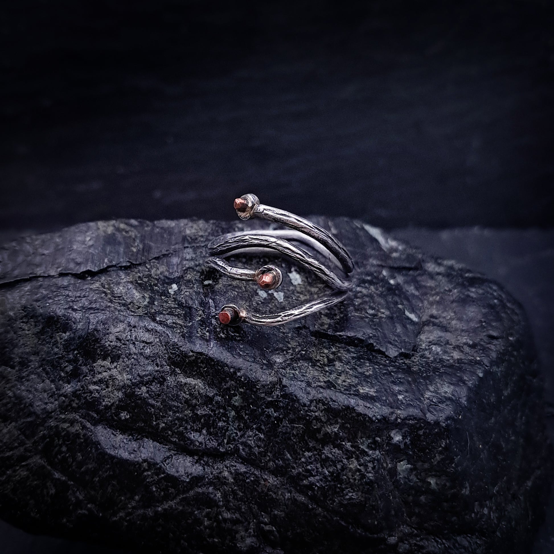''Embrace of Elements'' 925 silver ring with cooper