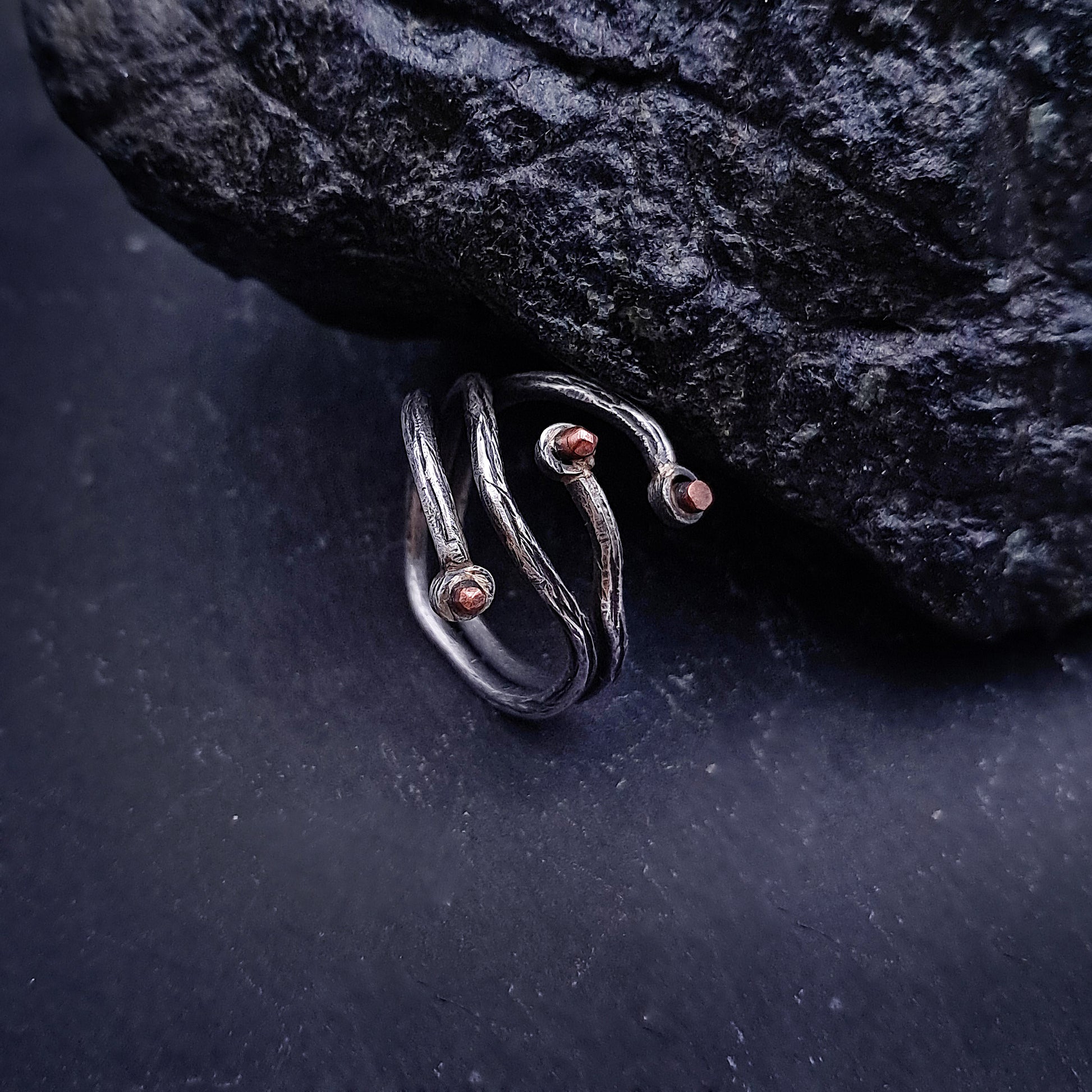 ''Embrace of Elements'' 925 silver ring with cooper