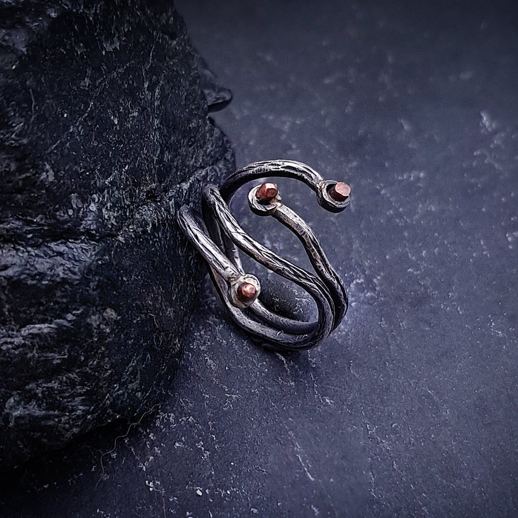 ''Embrace of Elements'' 925 silver ring with cooper