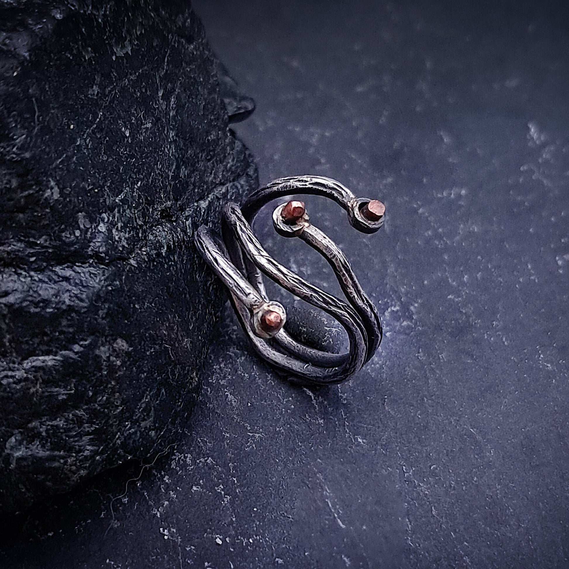 ''Embrace of Elements'' 925 silver ring with cooper